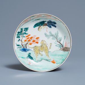 Une coupe en porcelaine de Chine famille verte à décor d'un qilin et d'un phénix, 19ème — photo 1