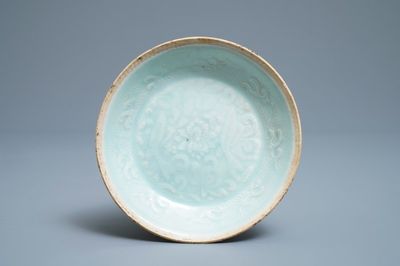 Une coupe en porcelaine de Chine qingbai à décor de deux poissons, Song