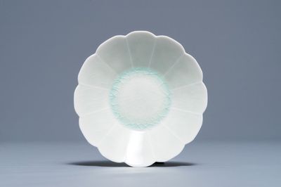 Une coupe en porcelaine de Chine qingbai en forme de chrysanthème, Song