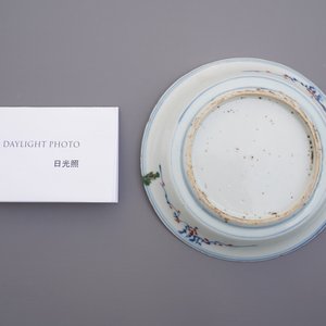 Une coupe en porcelaine de Chine wucai à décor de calligraphie, époque Transition — photo 4