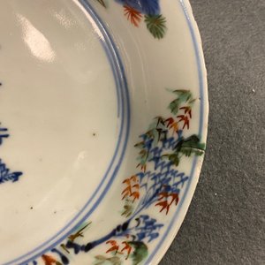 Une coupe en porcelaine de Chine wucai à décor de calligraphie, époque Transition — photo 5