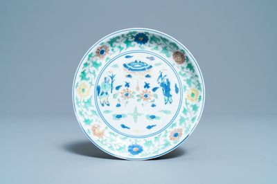Une coupe en porcelaine de Chine wucai à décor de deux garçons, marque et époque de Wanli