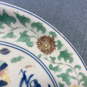 Une coupe en porcelaine de Chine wucai à décor de deux garçons, marque et époque de Wanli — photo 11