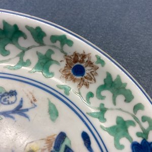 Une coupe en porcelaine de Chine wucai à décor de deux garçons, marque et époque de Wanli — photo 12