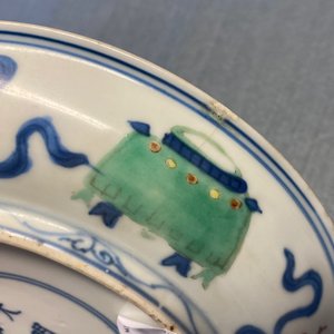 Une coupe en porcelaine de Chine wucai à décor de deux garçons, marque et époque de Wanli — photo 18