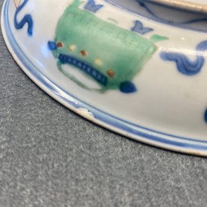 Une coupe en porcelaine de Chine wucai à décor de deux garçons, marque et époque de Wanli — photo 23