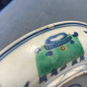 Une coupe en porcelaine de Chine wucai à décor de deux garçons, marque et époque de Wanli — photo 27