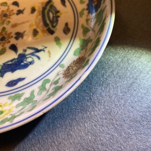 Une coupe en porcelaine de Chine wucai à décor de deux garçons, marque et époque de Wanli — photo 6