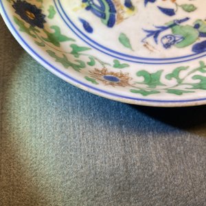Une coupe en porcelaine de Chine wucai à décor de deux garçons, marque et époque de Wanli — photo 10