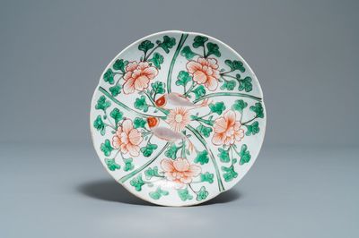 Une coupe en porcelaine de Chine wucai à décor de poissons, Wanli