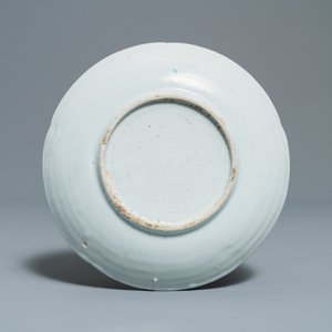Une coupe en porcelaine de Chine wucai à décor de poissons, Wanli — photo 2