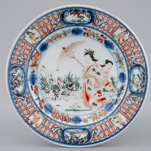 Une coupe en porcelaine Imari de Japon à décor de "Dames au Parasol" d'après Cornelis Pronk, vers 1740 — photo 1