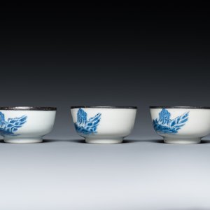 Une coupe et trois bols en porcelaine de Chine 'Bleu de Hue' pour le Vietnam, marque de Noi Phu, 19ème — photo 7