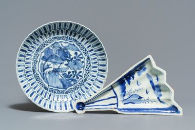 Une coupe éventail de type ko-sometsuke et une assiette de type kraak en porcelaine de Chine bleu et blanc, Wanli/Tianqi