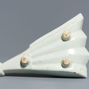 Une coupe éventail de type ko-sometsuke et une assiette de type kraak en porcelaine de Chine bleu et blanc, Wanli/Tianqi — photo 5
