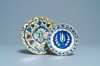 Une coupe Iznik à décor d'une tulipe et un fragment d'un plat de Damas, Turquie et Syrie, 17ème