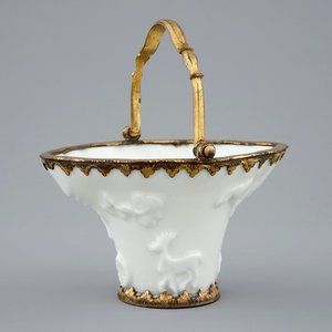 Une coupe libation en porcelaine blanc de Chine montée de bronze doré, Kangxi — photo 1