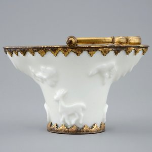 Une coupe libation en porcelaine blanc de Chine montée de bronze doré, Kangxi — photo 2