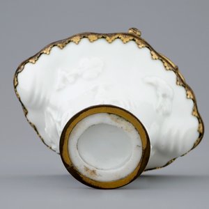 Une coupe libation en porcelaine blanc de Chine montée de bronze doré, Kangxi — photo 3