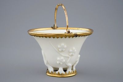 Une coupe libation en porcelaine blanc de Chine montée de bronze doré, Kangxi