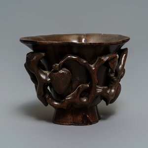 Une coupe libatoire en bambou sculpté à décor floral, 18/19ème — photo 1