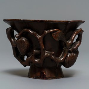 Une coupe libatoire en bambou sculpté à décor floral, 18/19ème — photo 2