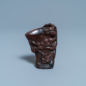 Une coupe libatoire en corne de buffle sculptée, Jiaqing — photo 1