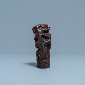 Une coupe libatoire en corne de buffle sculptée, Jiaqing — photo 3