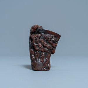 Une coupe libatoire en corne de buffle sculptée, Jiaqing — photo 4