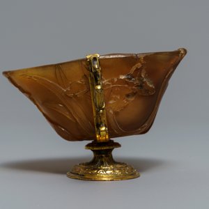 Une coupe libatoire en corne sculptée montée en cuivre doré, Chine, 18/19ème — photo 2