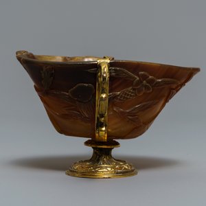 Une coupe libatoire en corne sculptée montée en cuivre doré, Chine, 18/19ème — photo 4