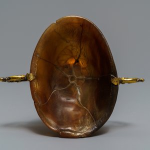 Une coupe libatoire en corne sculptée montée en cuivre doré, Chine, 18/19ème — photo 5