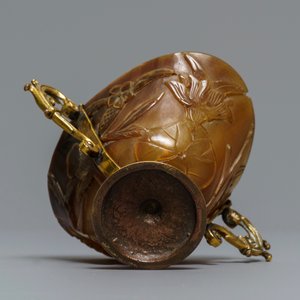 Une coupe libatoire en corne sculptée montée en cuivre doré, Chine, 18/19ème — photo 6