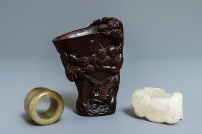 Une coupe libatoire en corne, un anneau d’archer en jade et un lave-pinceaux en verre de Pékin, 18ème et après