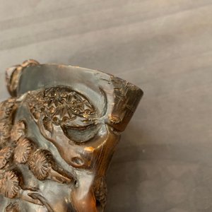 Une coupe libatoire en corne, un anneau d’archer en jade et un lave-pinceaux en verre de Pékin, 18ème et après — photo 15