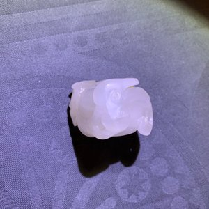 Une coupe libatoire en corne, un anneau d’archer en jade et un lave-pinceaux en verre de Pékin, 18ème et après — photo 21