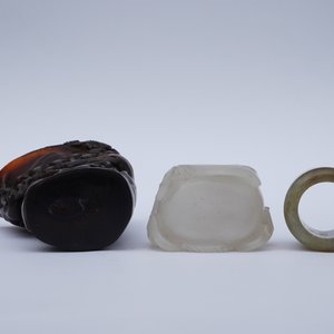 Une coupe libatoire en corne, un anneau d’archer en jade et un lave-pinceaux en verre de Pékin, 18ème et après — photo 10
