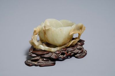 Une coupe libatoire en jade sculpté, Chine, 18/19ème