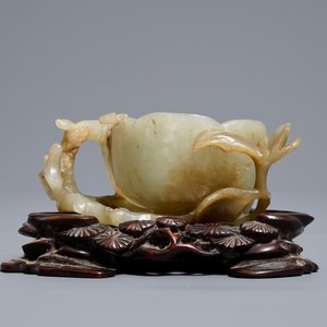 Une coupe libatoire en jade sculpté, Chine, 18/19ème — photo 2