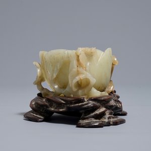 Une coupe libatoire en jade sculpté, Chine, 18/19ème — photo 3
