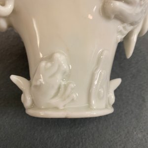 Une coupe libatoire en porcelaine blanc de Chine et une à décor doré sur fond corail, Kangxi et 19ème — photo 16
