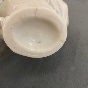 Une coupe libatoire en porcelaine blanc de Chine et une à décor doré sur fond corail, Kangxi et 19ème — photo 17