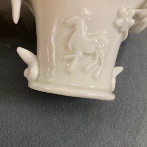 Une coupe libatoire en porcelaine blanc de Chine et une à décor doré sur fond corail, Kangxi et 19ème — photo 18