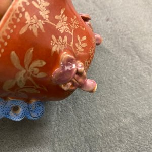 Une coupe libatoire en porcelaine blanc de Chine et une à décor doré sur fond corail, Kangxi et 19ème — photo 20