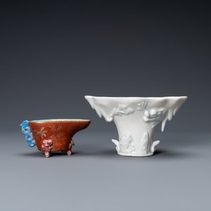 Une coupe libatoire en porcelaine blanc de Chine et une à décor doré sur fond corail, Kangxi et 19ème — photo 2