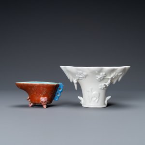 Une coupe libatoire en porcelaine blanc de Chine et une à décor doré sur fond corail, Kangxi et 19ème — photo 4