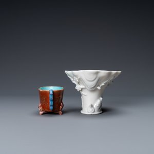 Une coupe libatoire en porcelaine blanc de Chine et une à décor doré sur fond corail, Kangxi et 19ème — photo 5