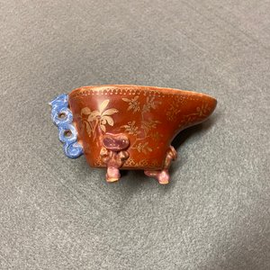 Une coupe libatoire en porcelaine blanc de Chine et une à décor doré sur fond corail, Kangxi et 19ème — photo 9
