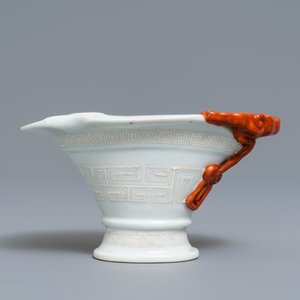 Une coupe libatoire en porcelaine de Chine 'bianco sopra bianco' et rouge de fer, 19ème — photo 2
