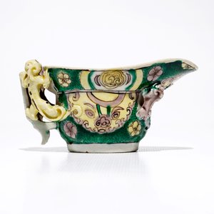 Une coupe libatoire en porcelaine de Chine famille verte, Kangxi — photo 3